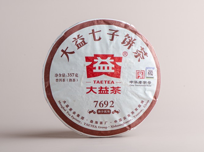 Shu pu-erh „7692”, fabryka Da Yi, 357 g, 2020 r.