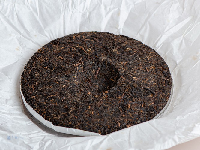 Shu pu-erh „7692”, fabryka Da Yi, 357 g, 2020 r.