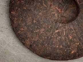 Shu puer „Wioska w Yiwu” (Yiwu Gua Feng Zhai), 357, 2011.