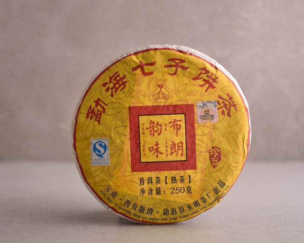 Shu pu-erh „Czysty aromat z góry Bulang” (Bu Lang Chun Wei), 2010 r., 250 g.