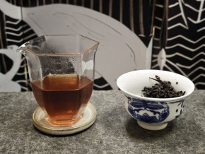 „Bardzo Czarny Chalat” (oolong z shu pu’erem), 100 g.