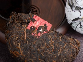 Shu puer "Ciemna strona księżyca", Menghai, Tea Mail, prasa 2025, 200g.