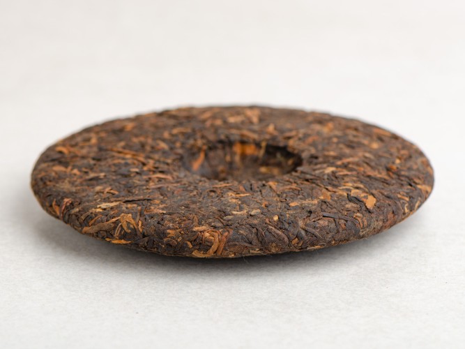 Shu puer "Ciemna strona księżyca", Menghai, Tea Mail, prasa 2025, 200g.