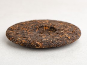 Shu puer "Ciemna strona księżyca", Menghai, Tea Mail, prasa 2025, 200g.