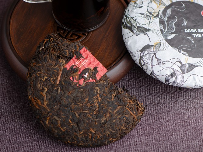 Shu puer "Ciemna strona księżyca", Menghai, Tea Mail, prasa 2025, 200g.