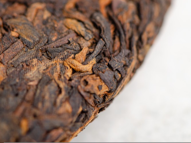 Shu puer "Ciemna strona księżyca", Menghai, Tea Mail, prasa 2025, 200g.