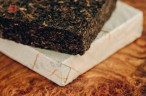 Shu pu-erh „Gong Ting w cegle” (pu-erh z surowca pąkowego), Yong Zhen (Lincang), 250 g, 2024 r.