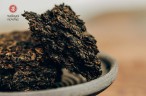 Shu pu-erh „Gong Ting w cegle” (pu-erh z surowca pąkowego), Yong Zhen (Lincang), 250 g, 2024 r.