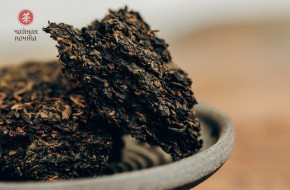 Shu pu-erh „Gong Ting w cegle” (pu-erh z surowca pąkowego), Yong Zhen (Lincang), 250 g, 2024 r.