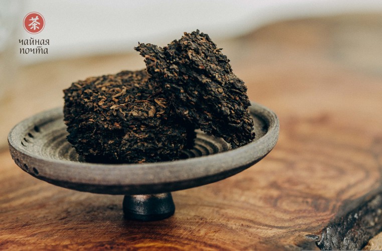Shu pu-erh „Gong Ting w cegle” (pu-erh z surowca pąkowego), Yong Zhen (Lincang), 250 g, 2024 r.
