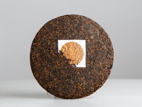 Shu pu-erh „Złoty pąk”, fabryka Yun Zhen, 2023 r., 357 g.
