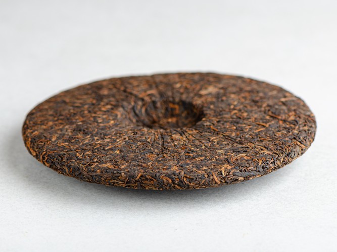 Shu pu-erh „Złoty pąk”, fabryka Yun Zhen, 2023 r., 357 g.