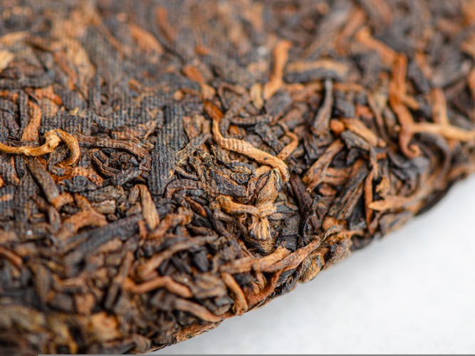 Shu pu-erh „Złoty pąk”, fabryka Yun Zhen, 2023 r., 357 g.