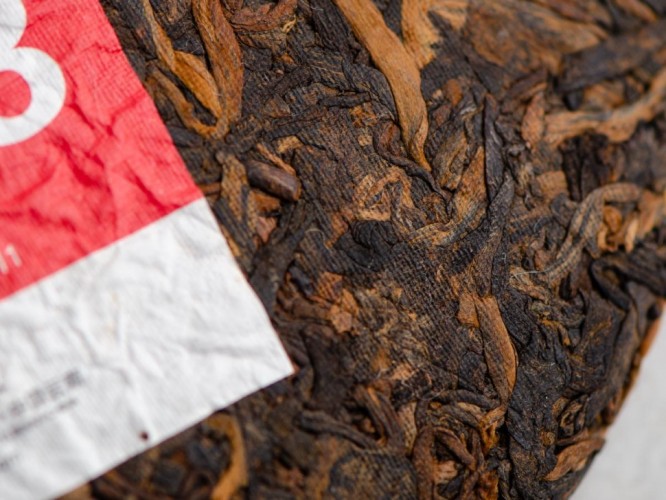 Shu pu-erh „Orzechy w śmietance” (receptura 7578), fabryka Haiwan, 2022 r., 357 g.