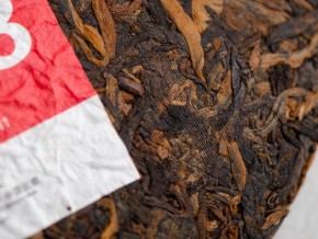 Shu pu-erh „Orzechy w śmietance” (receptura 7578), fabryka Haiwan, 2022 r., 357 g.