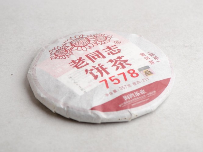 Shu pu-erh „Orzechy w śmietance” (receptura 7578), fabryka Haiwan, 2022 r., 357 g.