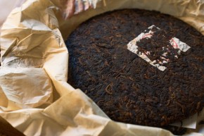Shu pu-erh „Paw z Menghai”, 2013 r., 357 g.