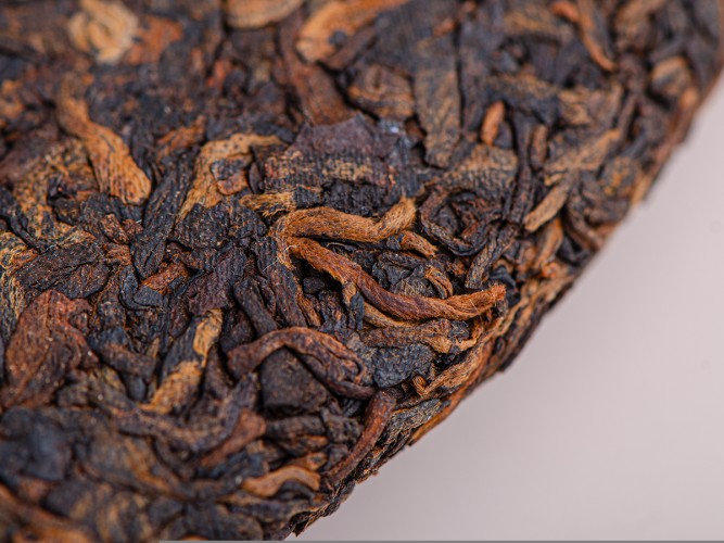 Shu puer "Olejek Kamforowy", "Muslim" 2006, 357 g.