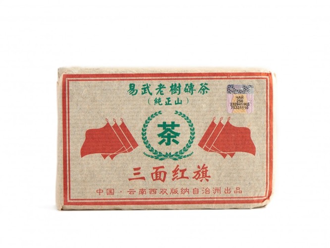 Sheng pu-erh „Trzy Czerwone Sztandary” (Yiwu San Mian Hong Qi), 250 g, 2002 r.