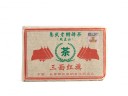 Sheng pu-erh „Trzy Czerwone Sztandary” (Yiwu San Mian Hong Qi), 250 g, 2002 r.