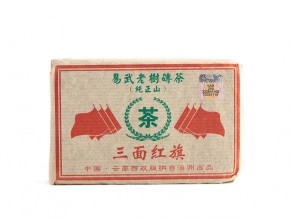 Sheng pu-erh „Trzy Czerwone Sztandary” (Yiwu San Mian Hong Qi), 250 g, 2002 r.