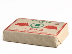 Sheng pu-erh „Trzy Czerwone Sztandary” (Yiwu San Mian Hong Qi), 250 g, 2002 r.