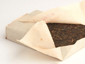 Sheng pu-erh „Trzy Czerwone Sztandary” (Yiwu San Mian Hong Qi), 250 g, 2002 r.