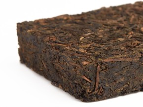 Sheng pu-erh „Trzy Czerwone Sztandary” (Yiwu San Mian Hong Qi), 250 g, 2002 r.