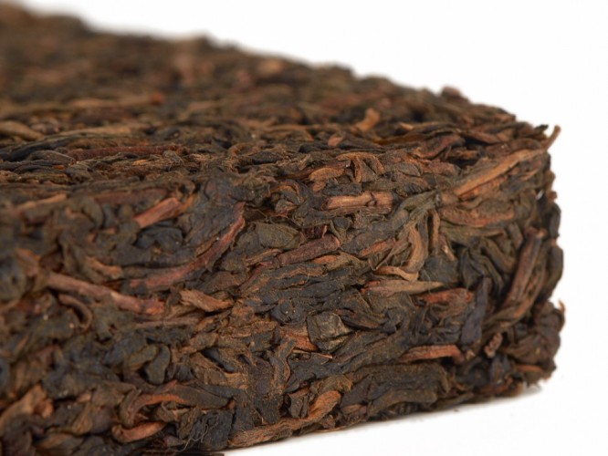 Sheng pu-erh „Trzy Czerwone Sztandary” (Yiwu San Mian Hong Qi), 250 g, 2002 r.