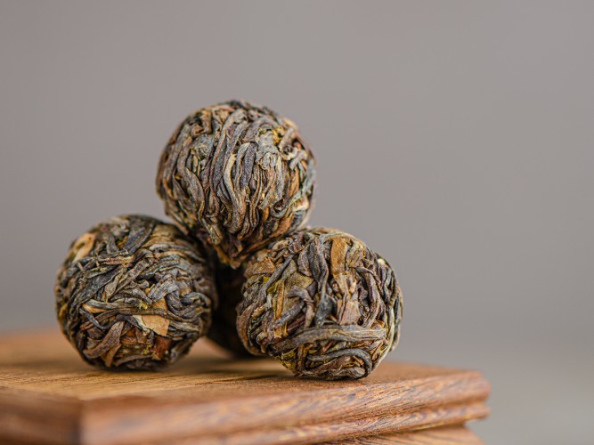 Sheng pu-erh „Xigui Long Zhu”, 2023 r., w kulkach
