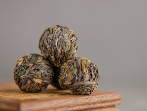 Sheng pu-erh „Xigui Long Zhu”, 2023 r., w kulkach