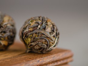Sheng pu-erh „Xigui Long Zhu”, 2023 r., w kulkach