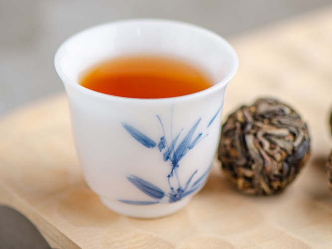 Sheng pu-erh „Xigui Long Zhu”, 2023 r., w kulkach