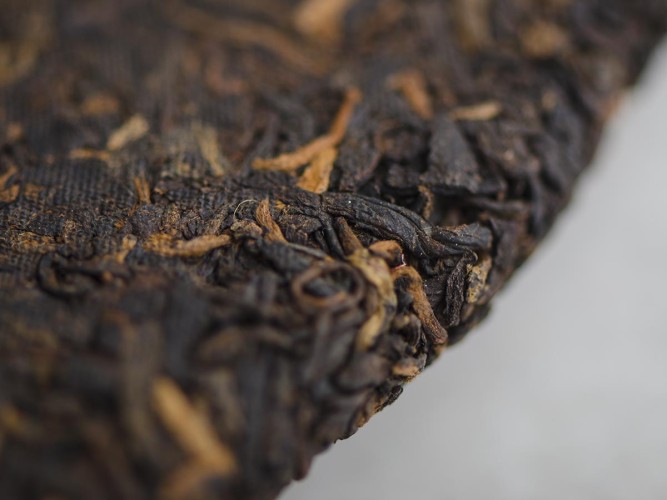 Shu pu-erh „Zhong Cha” (Czerwona Pieczęć), Menghai, 2003 r.